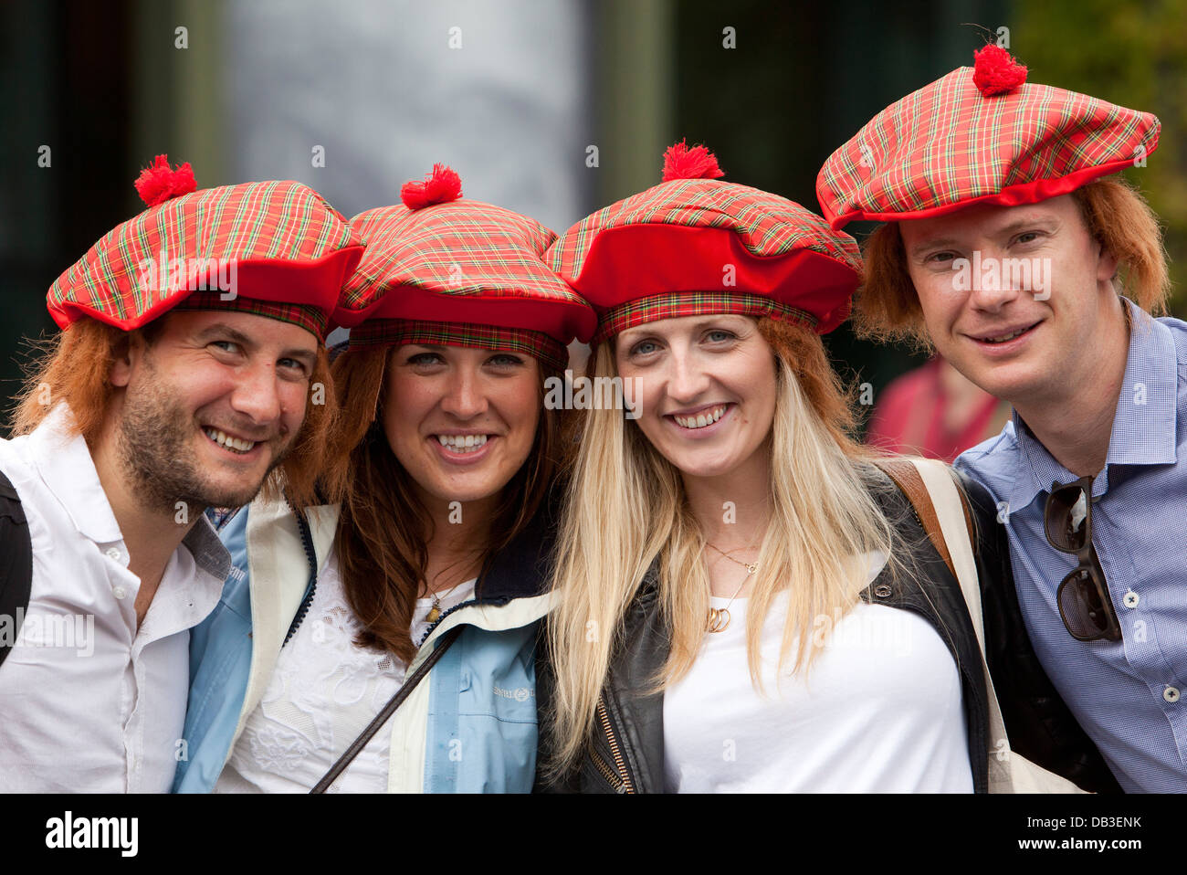 Andy Murray fans portant des perruques écossais, avant la finale des championnats de Mens Wimbledon 2012 Banque D'Images