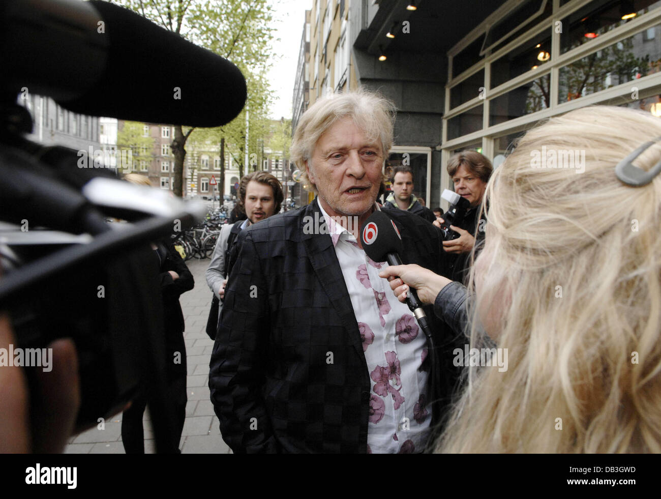 L'acteur néerlandais Rutger Hauer chats à la presse avant qu'il reçoit le Prix du mérite 2011 imaginer à la Banque D'Images