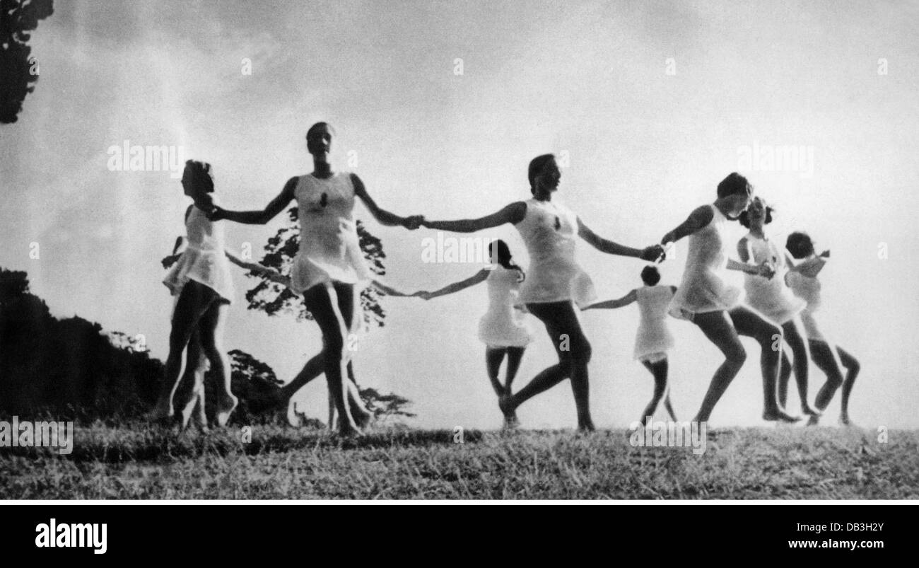 National-socialisme, organisations, Ligue des filles allemandes (Bund Deutscher Maedel, BDM), BDM maidens faisant une danse ronde, fin des années 1930, droits additionnels-Clearences-non disponible Banque D'Images