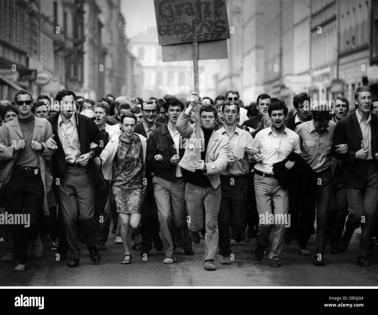 Politique, manifestations, Allemagne, protestation contre les lois d'urgence, étudiants en cours de course avec bannière sur la rue, Munich, mai 1968., soulèvements étudiants, état d'urgence national, déclarer l'état d'urgence, manifestation, démo, manifestations, démos, mouvement étudiant, manifestation, manifestations, Allemagne de l'Ouest, années 1960, 60s, 20e siècle, historique, historique, historique, peuple, Additional-Rights-Clearences-not available Banque D'Images