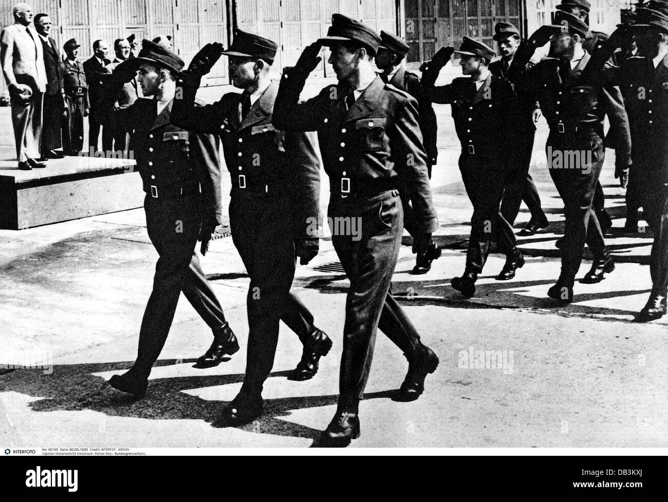 Police, police des frontières allemande (Bundesgrenzschutz), nouveaux membres lors d'un défilé, Ministre fédéral Robert Lehr prenant le salut, 13.6.1951, droits additionnels-Clearences-non disponible Banque D'Images