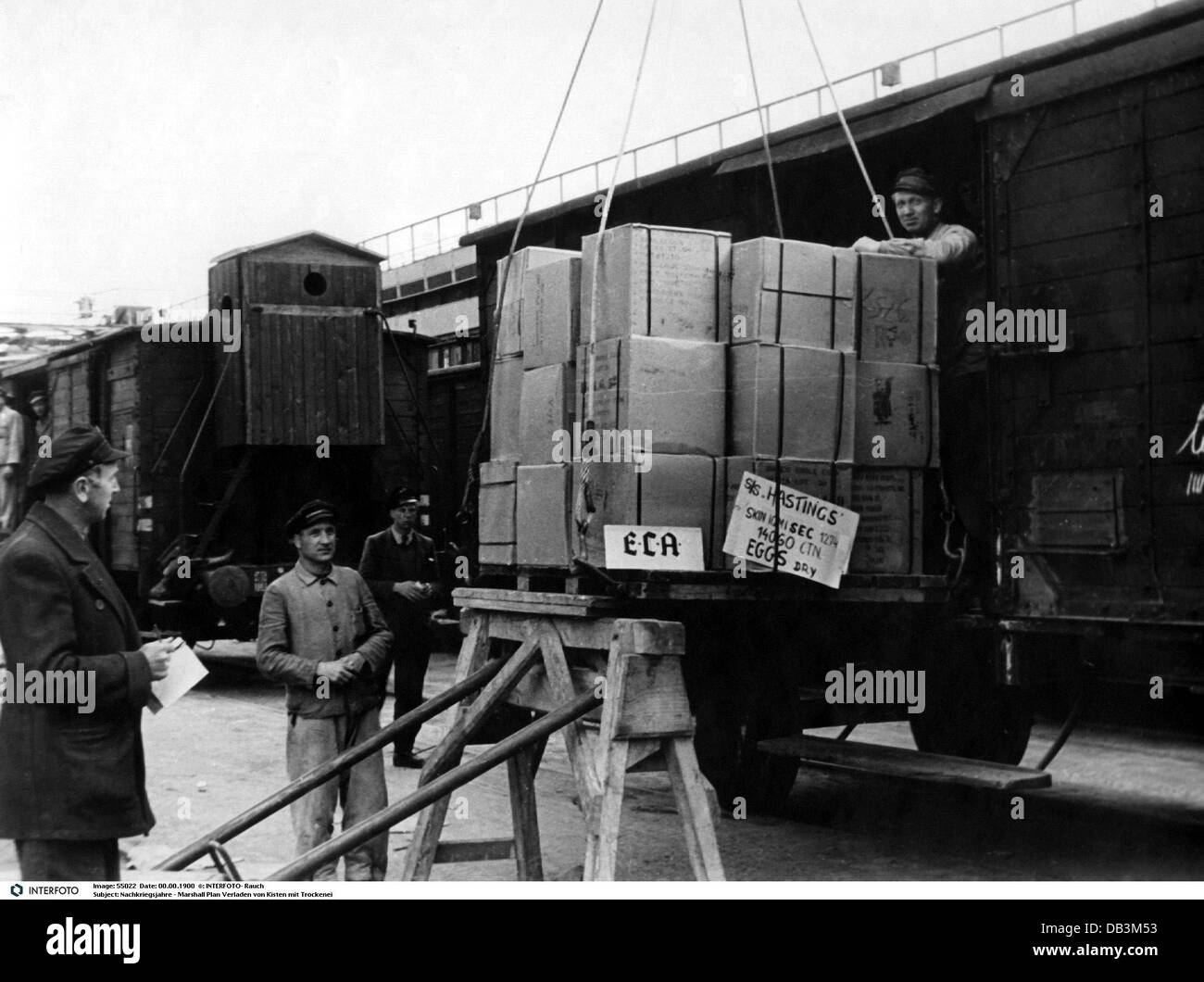 Période d'après-guerre, plan Marshall (ERP), des boîtes avec des oeufs séchés sont chargés sur un train de marchandises au port de Brême, Allemagne de l'Ouest, vers 1950, droits additionnels-Clearences-non disponible Banque D'Images