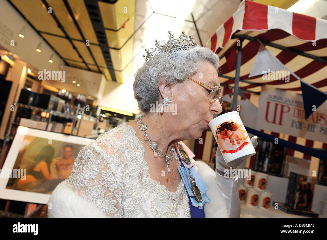 La reine Elizabeth II look-a-like Alison Jackson : Jusqu'l'allée - pop up  store lancement chez Harvey Nichols. Londres, Angleterre - 16.04.11 Photo  Stock - Alamy
