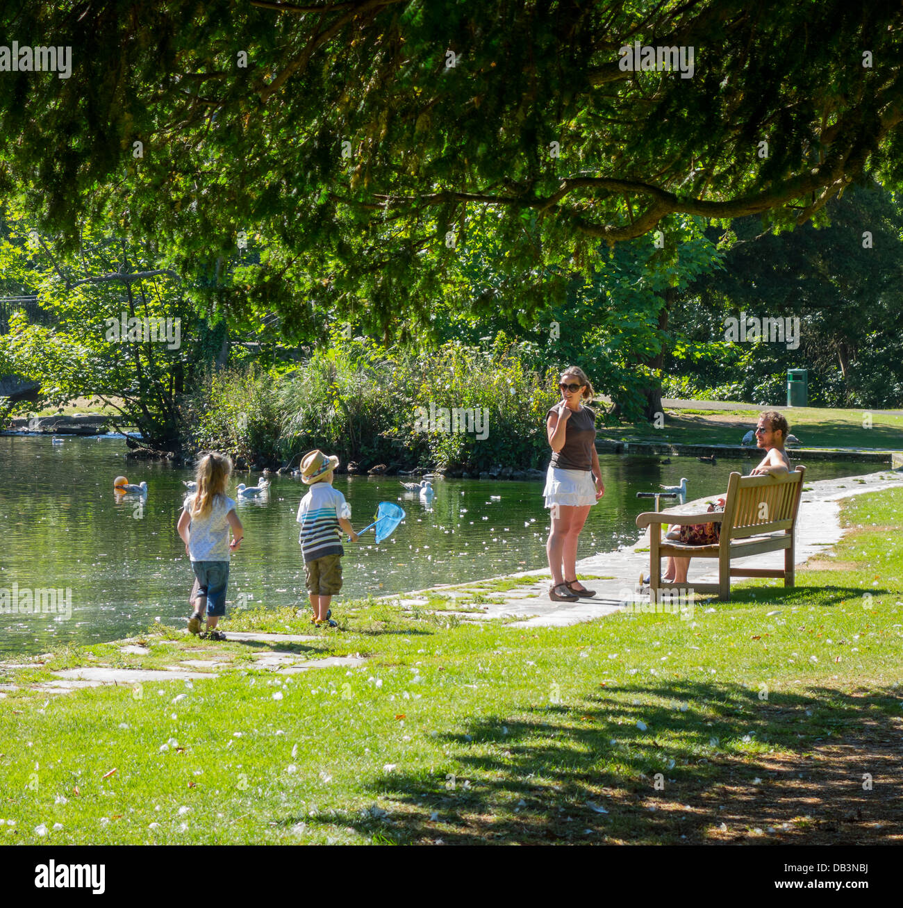 Les tout-petits enfants de la famille Duck Pond, parc de pêche Banque D'Images