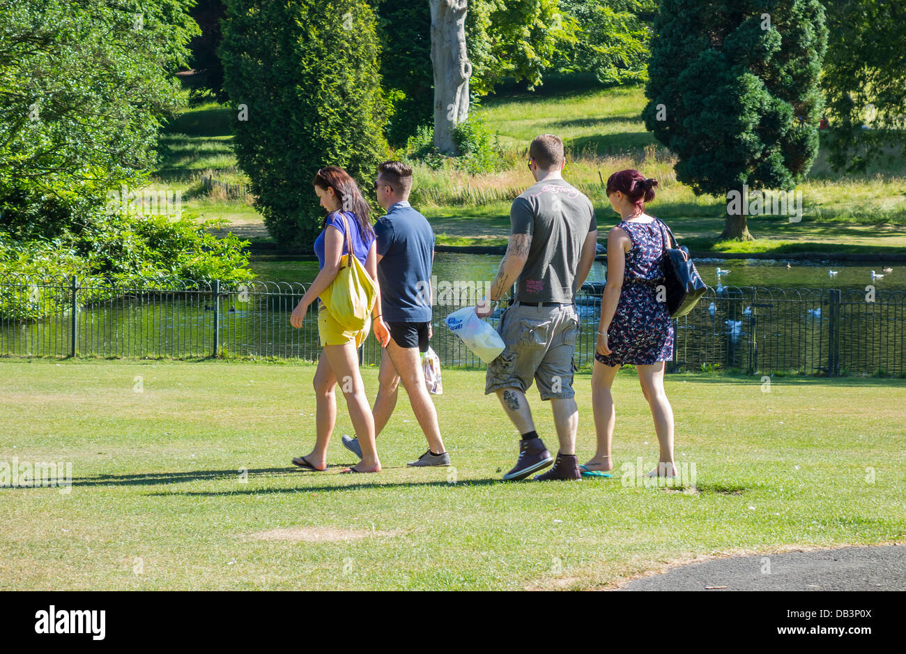 Les jeunes couples se promener dans le parc pour faire un pique-nique Banque D'Images