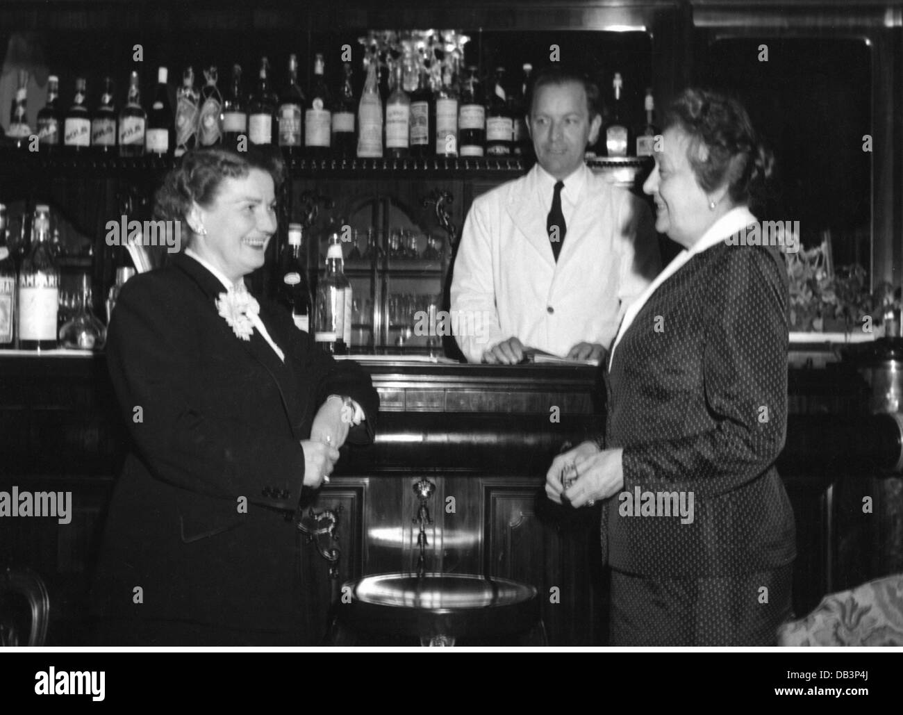 gastronomie, hôtels, Hôtel Sacher, Vienne, vue intérieure, 'Rote Bar', Anna Siller et Leopoldine 'Poldi' Guertler au bar, 1951, , droits supplémentaires-Clearences-non disponible Banque D'Images