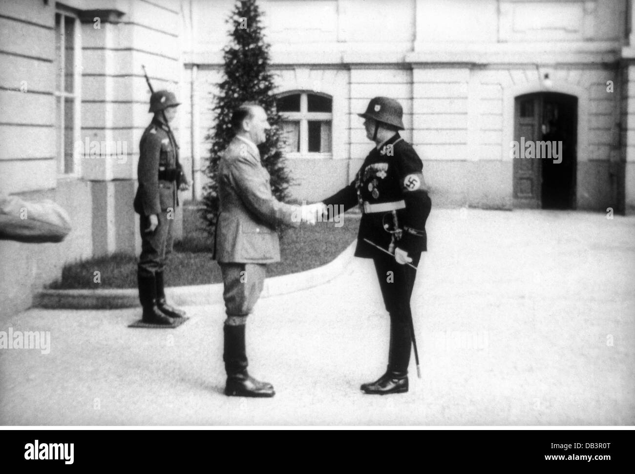 Hitler, Adolf, 20.4.1889 - 30.4.1945, politicien allemand (NSDAP), chancelier du Reich 30.1.1933 - 30.4.1945, après sérénade par le groupe de marcheurs de Leibstandarte 'Adolf Hitler', cour de la Chancellerie, Berlin, fin des années 1930, Banque D'Images