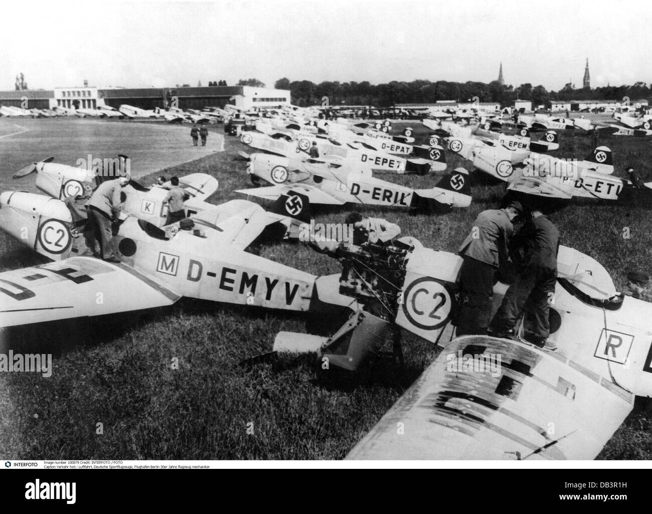 Transport / transport, aviation, avions sportifs allemands, aéroport Tempelhof, Berlin, Allemagne, années 1930, 30s, 20e siècle, historique, historique, avion, avion, avion, avion, avions, avions, avions, mécanicien, mécanique, entretien, service, entretien, entretien, terrains d'aviation, aérodrome, aérodrome, aéroport, aéroports, personnes, droits supplémentaires-Clearences-non disponible Banque D'Images