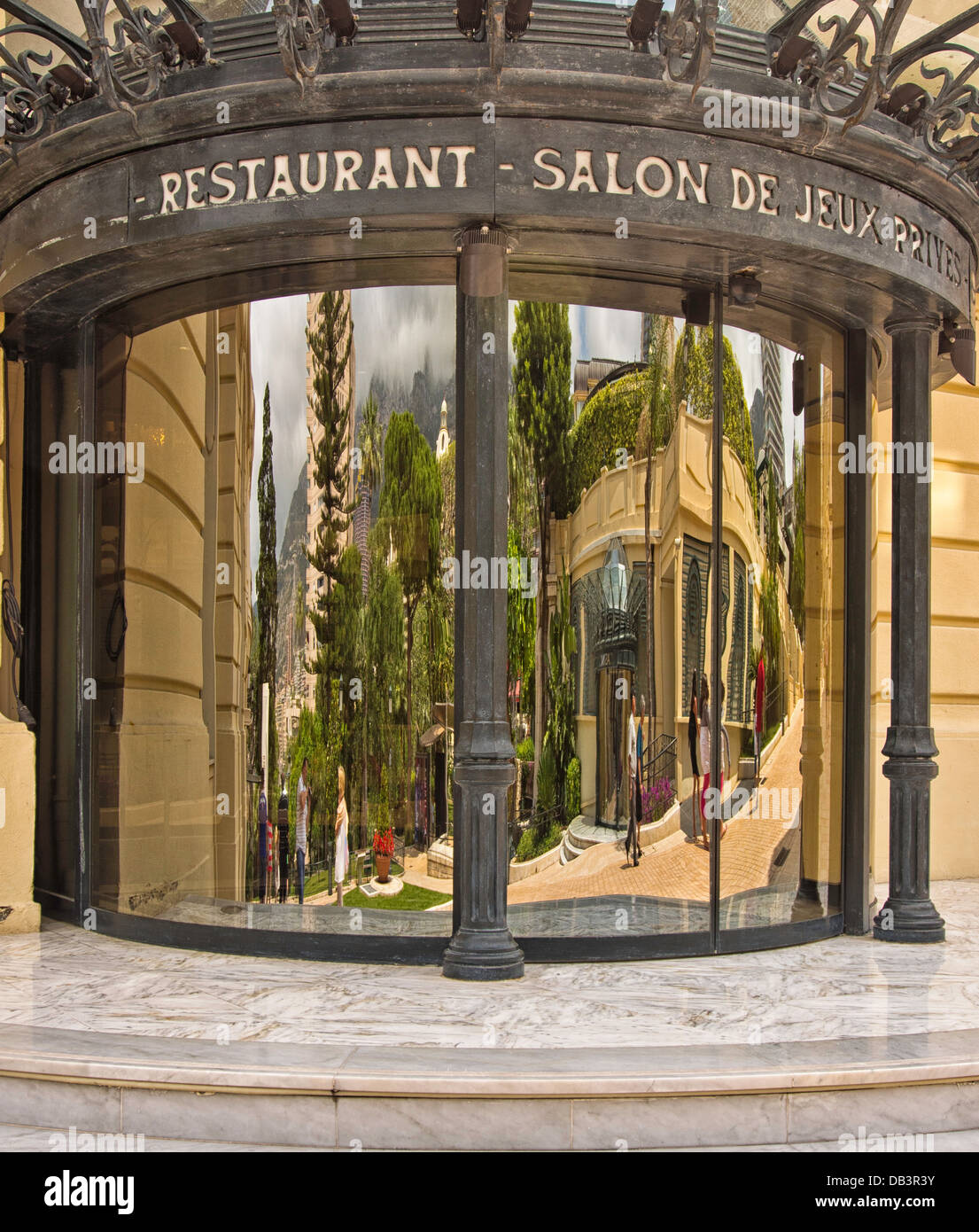Reflet dans le restaurant en verre des portes, des jardins de Monte Carlo, Monaco Banque D'Images
