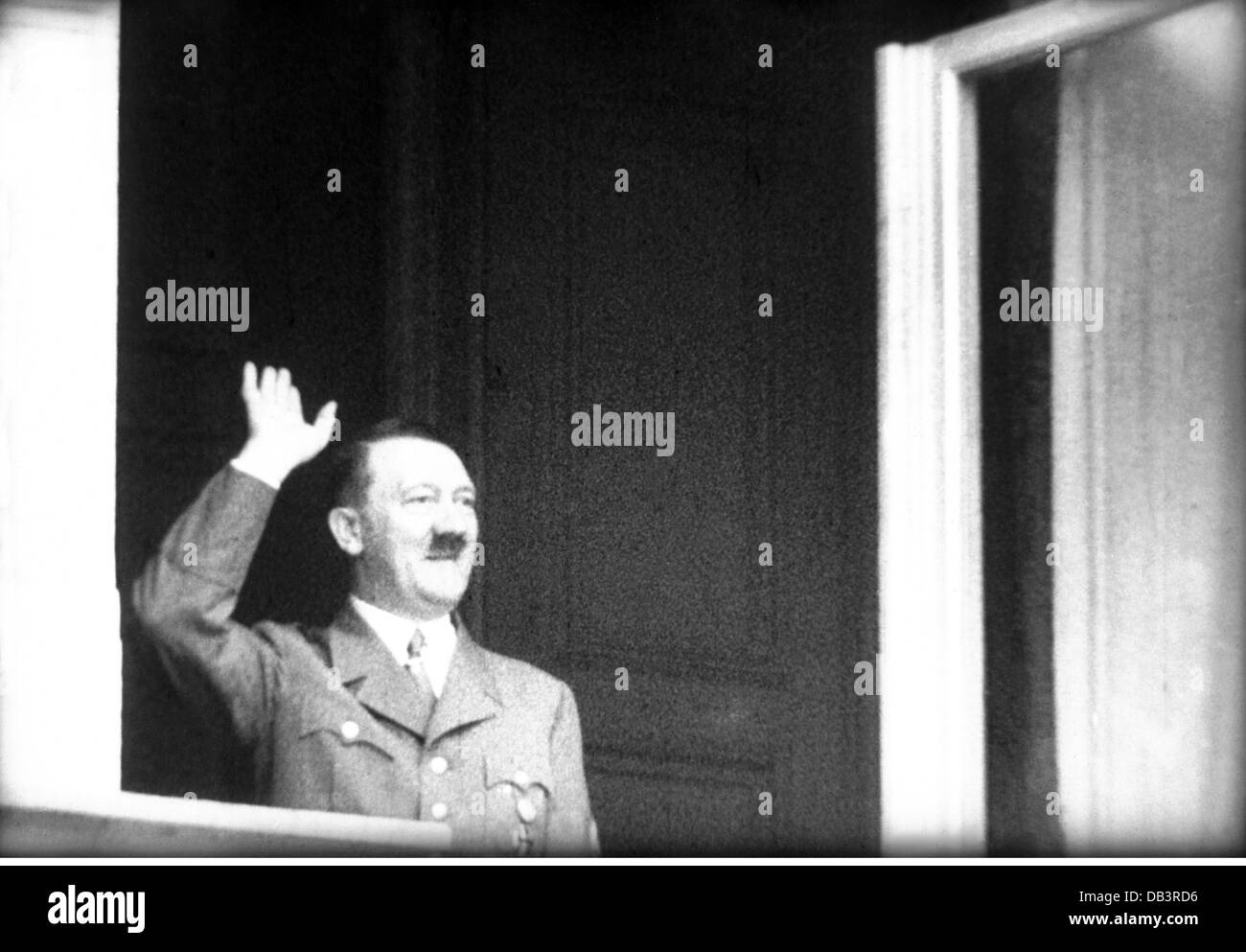 Hitler, Adolf, 20.4.1889 - 30.4.1945, politicien allemand (NSDAP), Chancelier du Reich 30.1.1933 - 30.4.1945, à la fenêtre de la Chancellerie, Berlin, fin des années 1930, Banque D'Images