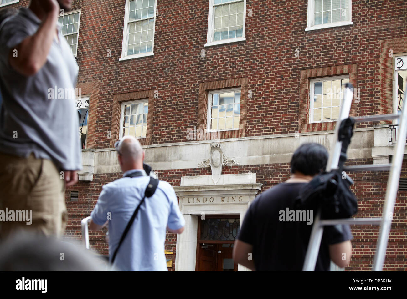 Londres, Royaume-Uni. 23 juillet 2013. Appuyez sur attendre à l'extérieur de l'aile Lindo de l'hôpital Saint Mary. Le mardi 23 juillet 2013 Crédit : Sam Barnes/Alamy Live News Banque D'Images