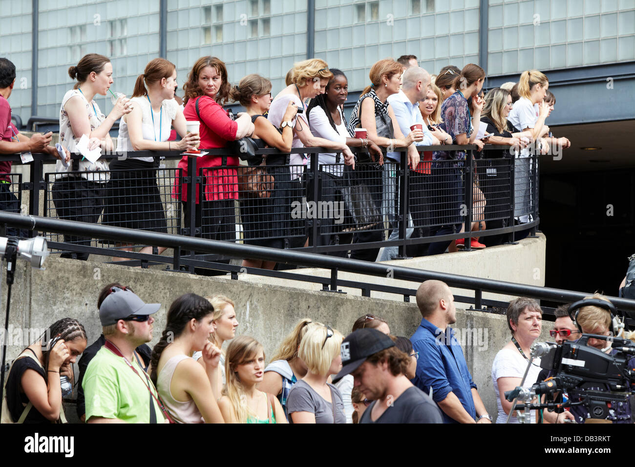 Londres, Royaume-Uni. 23 juillet 2013. Les gens attendent à l'extérieur de l'aile Lindo de l'Hôpital St Mary à Paddington, attraper un gimpse du bébé royal. Le mardi 23 juillet 2013 Crédit : Sam Barnes/Alamy Live News Banque D'Images