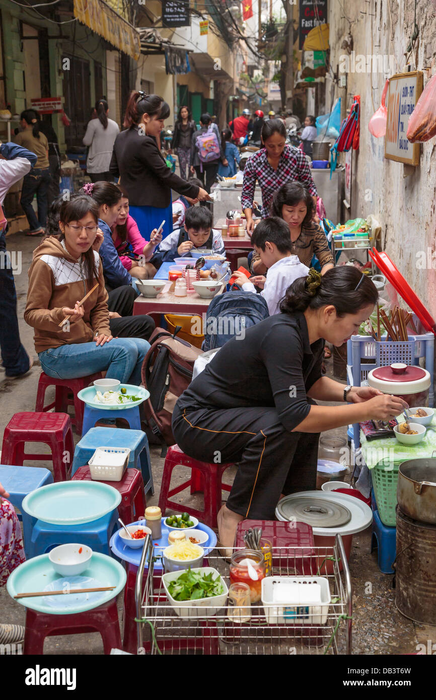 Un restaurant de la rue informel en plein air à Hanoi, Vietnam, Asie. Banque D'Images