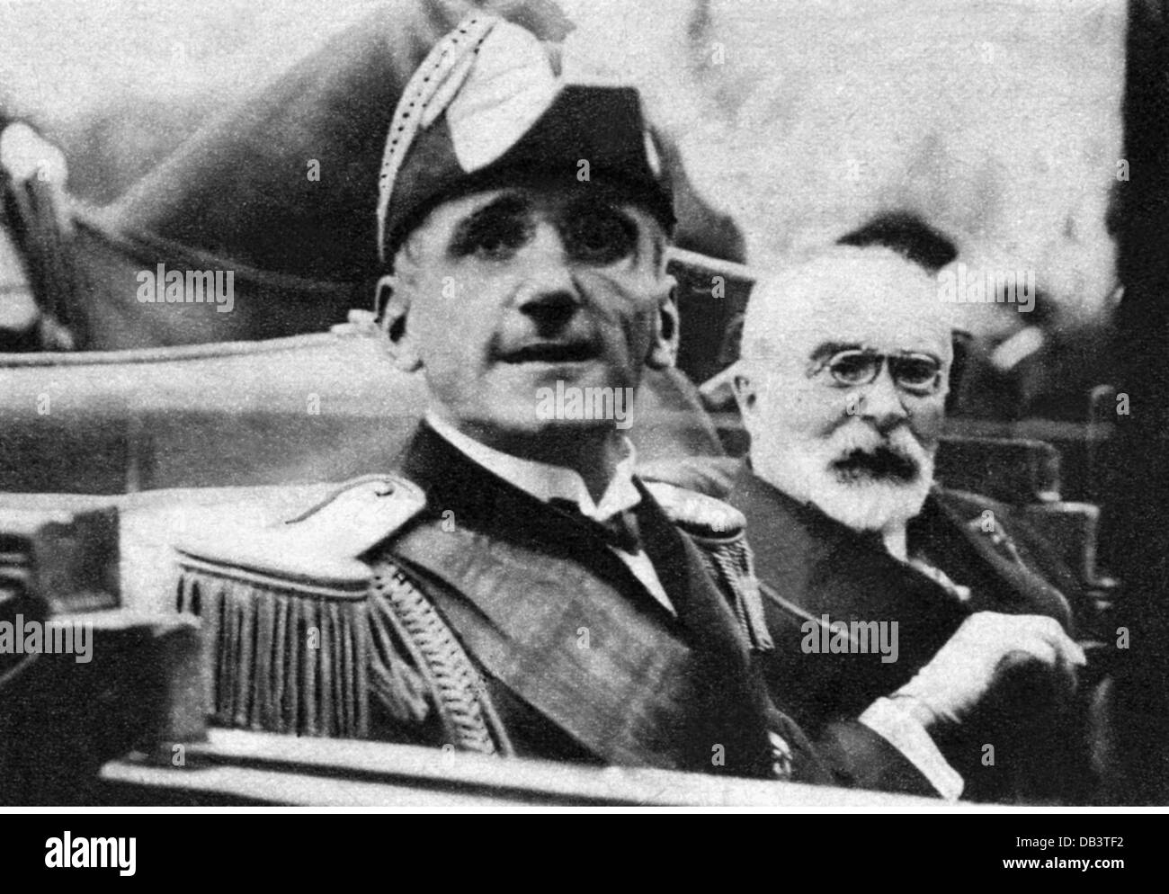 Alexandre I, 17.12.1888 - 9.10.1934, roi de Yougoslavie 16.8.1921 - 9.10.1934, avec le ministre français des Affaires étrangères Louis Barthou en voiture peu de temps avant l'assassinat, Marseille, 9.10.1934, Banque D'Images