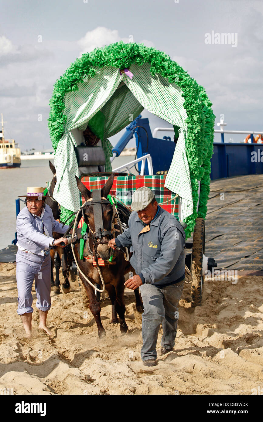 Spanish gypsy roulotte itinérante et de pèlerins faisant le pèlerinage catholique à El Rocio en Andalousie, Espagne Banque D'Images