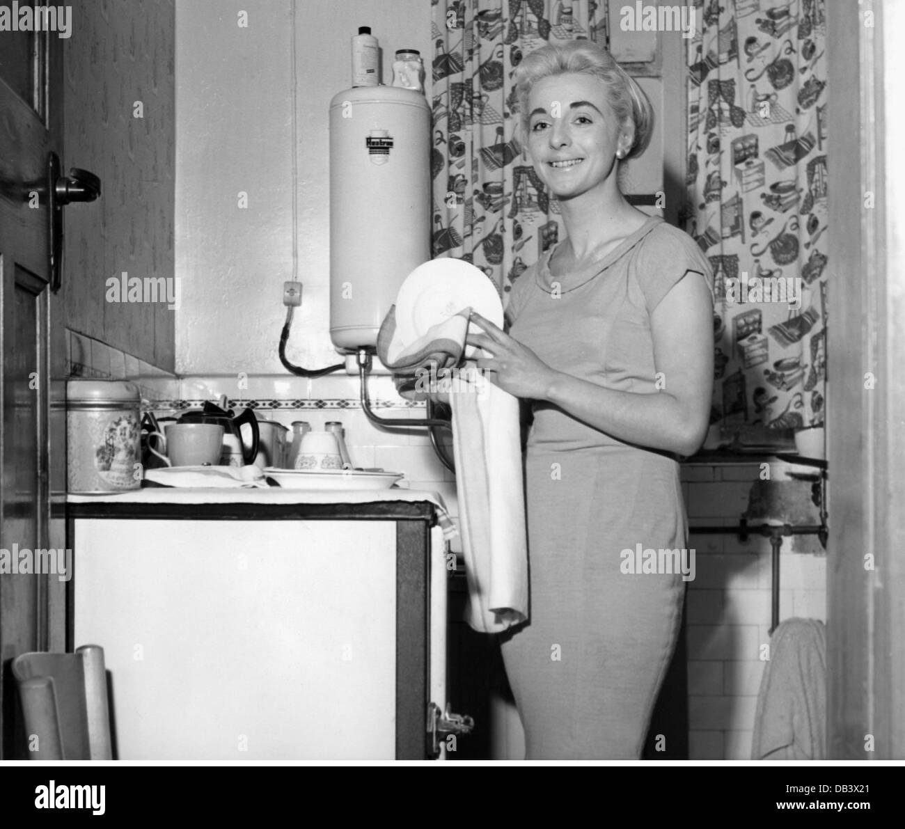 Ménage, lavage, femme séchant une assiette, Grande-Bretagne, années 1950, droits supplémentaires-Clearences-non disponible Banque D'Images
