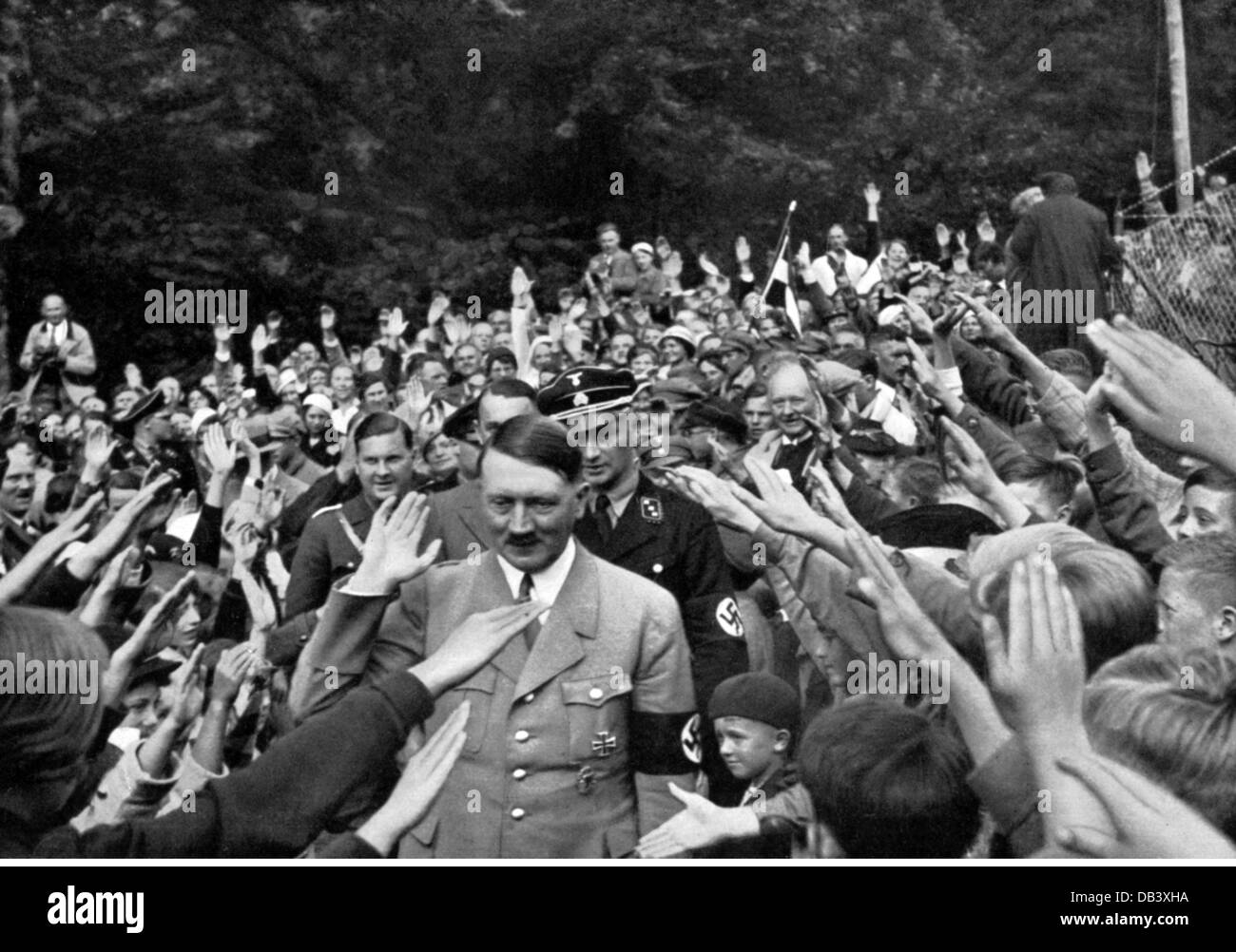 Hitler, Adolf, 20.4.1889 - 30.4.1945, politicien allemand (NSDAP), dans une foule devant le Berghof, Obersalzberg, 1935, Banque D'Images