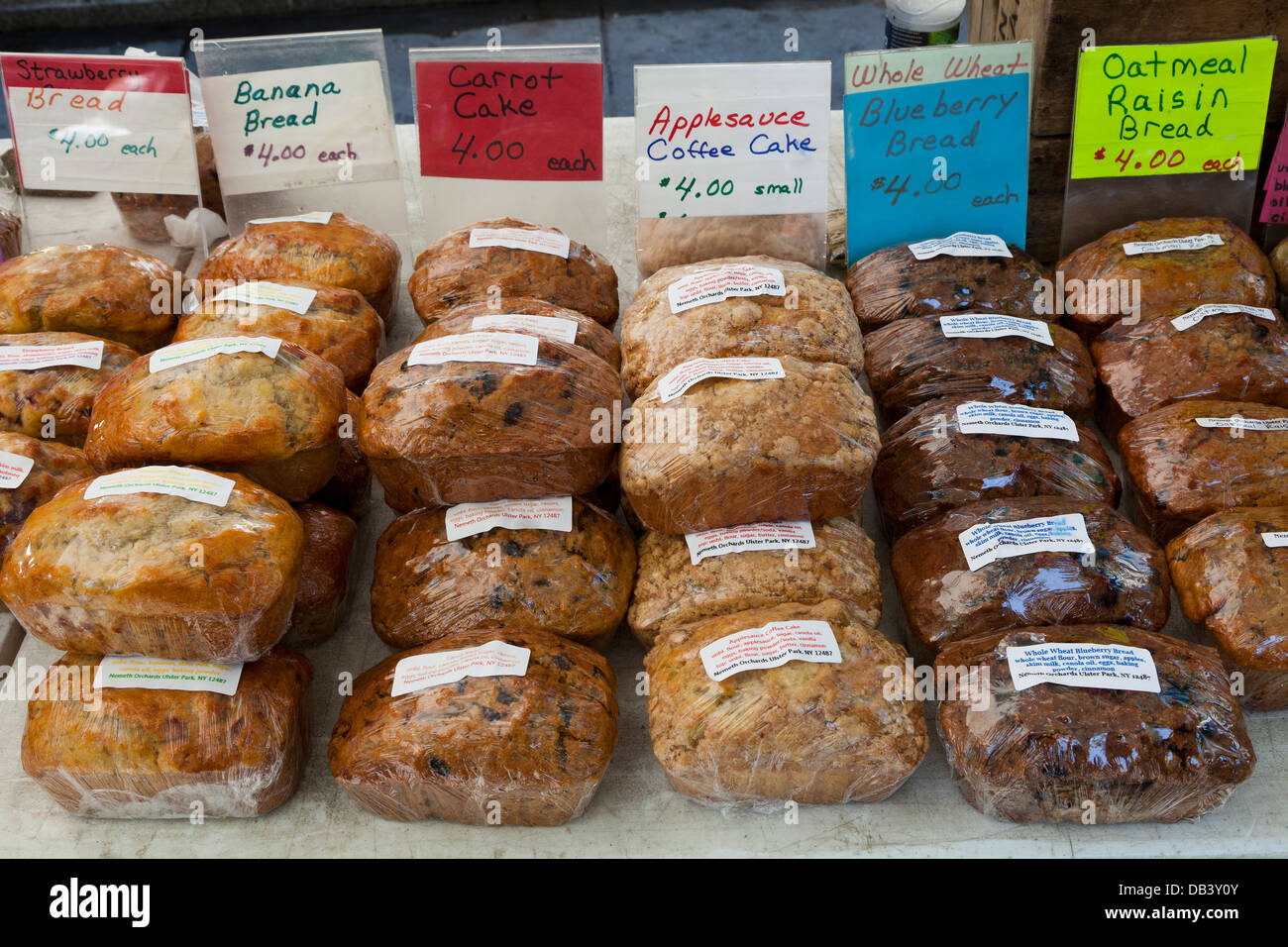 Variété de pain maison à vendre sur Union Square greenmarket, New York City Banque D'Images