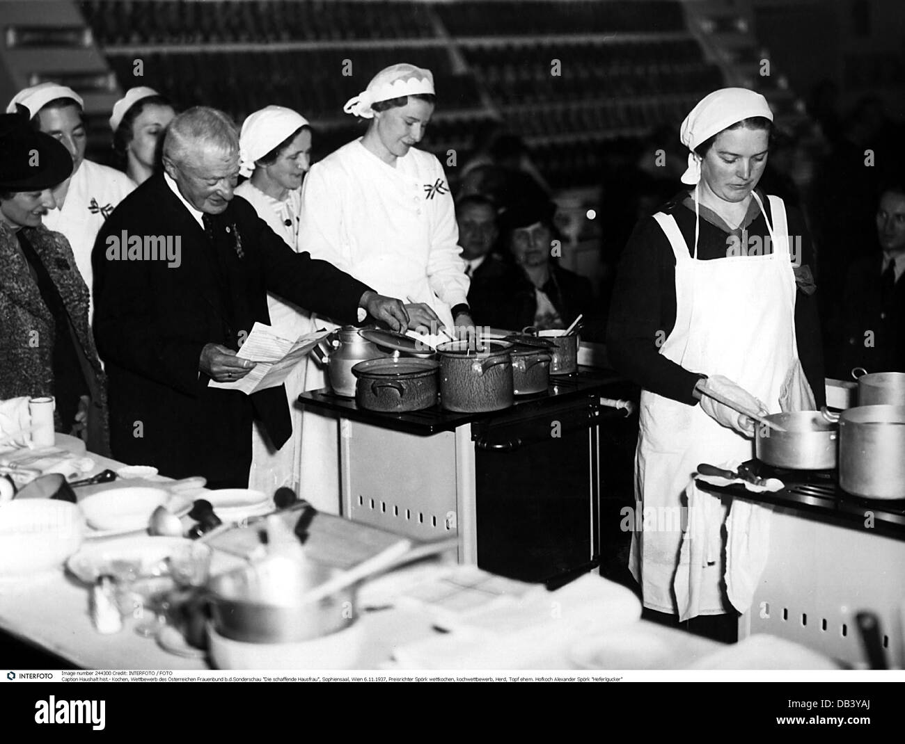 Maison, cuisine et pâtisserie, concours de la Ligue autrichienne des femmes lors du spectacle spécial 'Die schaffende Hausfrau' (la femme de ménage gérant), avec le jury Spoerk, Sophiensaal, Vienne, 6.11.1937, droits additionnels-Clearences-non disponible Banque D'Images