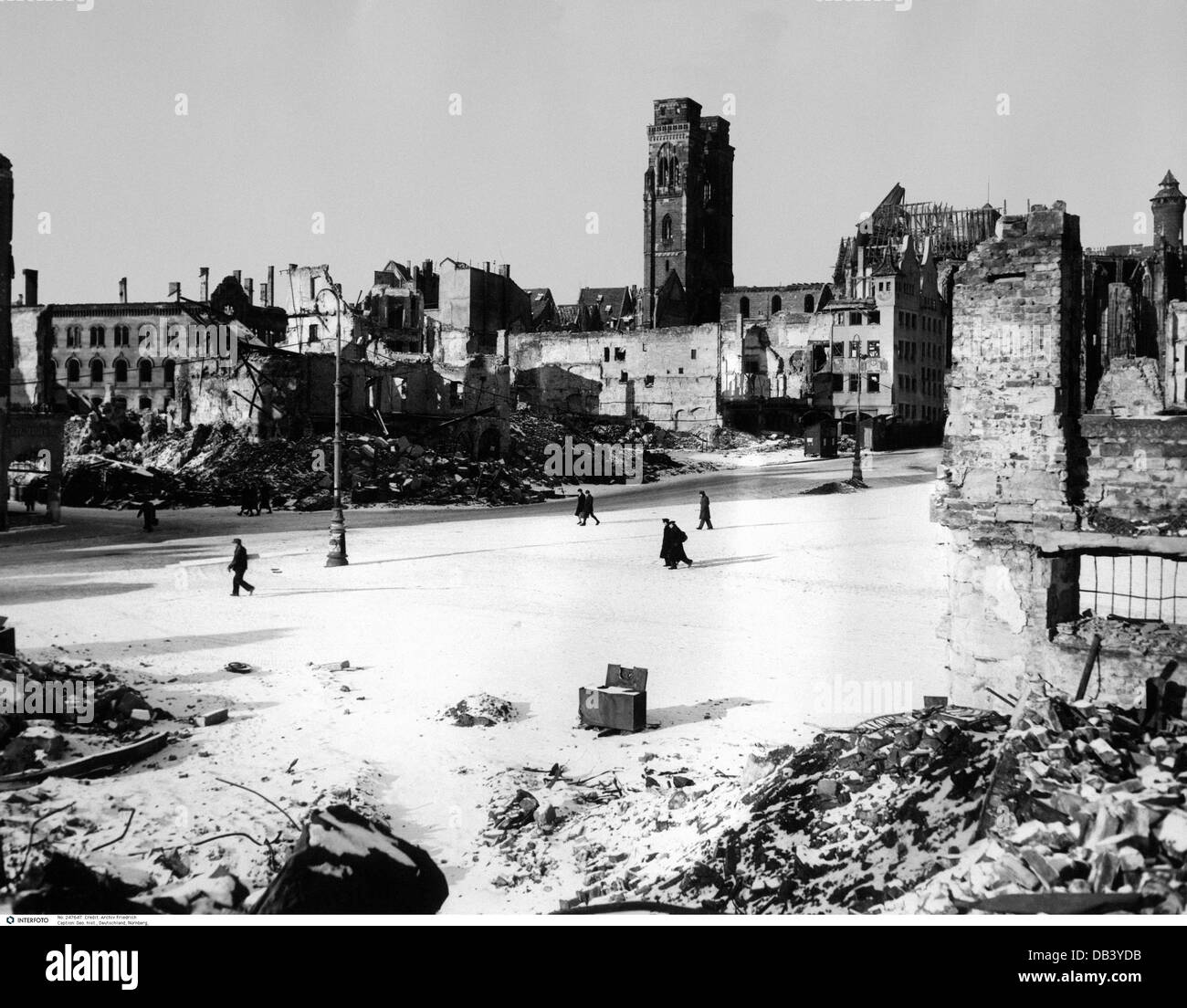 Géographie / Voyage, Allemagne, Nuremberg, scène de rue du centre-ville détruit, Hauptmarkt (ancien 'Adolf-Hitler-Platz'), 1945, droits additionnels-Clearences-non disponible Banque D'Images