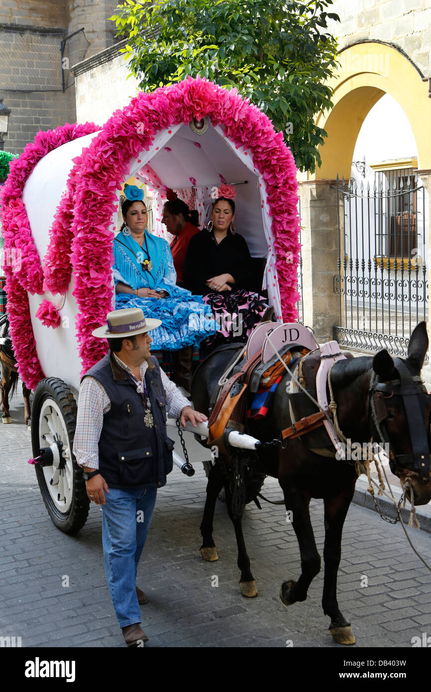 Andalouse traditionnelle calèche rendre le pèlerinage catholique de Jerez à El Rocio, dans le sud de l'Espagne Banque D'Images