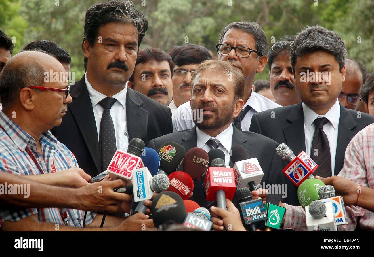 Muttahida Qaumi Movement leaders, Farooq Sattar adresses aux personnes des médias au cours de conférence de presse après avoir déposé une poursuite en diffamation de cinq milliards de roupies contre le président du Pakistan Tehreek-e-Insaaf Sindh au bâtiment de la Haute Cour de Karachi mardi, 23 juillet 2013. Muttahida Qaumi Movement (MQM) a déposé une poursuite en diffamation d'une valeur de Rs5 milliards contre le Pakistan Tehreek-e-Insaf (PTI) Président Imran Khan. Les dirigeants du MQM Farooq Sattar et le sénateur Farogh Naseem personnellement déposé le costume dans la haute cour du Sind a pour chef MQM Altaf Hussain prétendue diffamation dans le service de chef PTI Zahra Shahid Banque D'Images