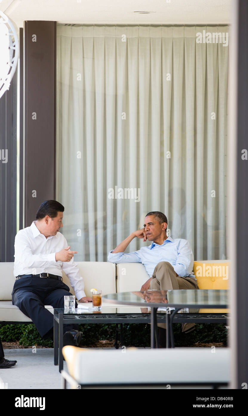 Le président Barack Obama et le président Xi Jinping de la République populaire de Chine avant de parler de leur réunion bilatérale à l'Annenberg Retreat à Sunnylands à Rancho Mirage, en Californie, le 8 juin 2013. Banque D'Images