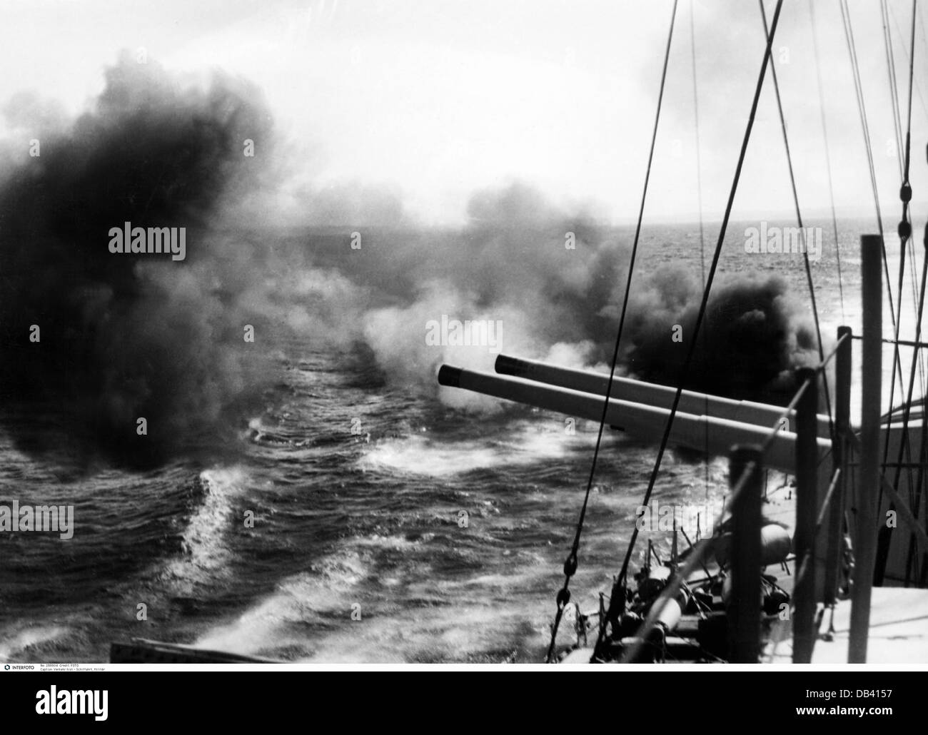 Transport / transport, navigation, navire de guerre, croiseur lourd australien HMAS Canberra tir avec les canons de 8 pouces BL Mk VIII, manœuvre dans la baie de Jervis, Nouvelle-Galles du Sud, années 1930, droits supplémentaires-Clearences-non disponible Banque D'Images
