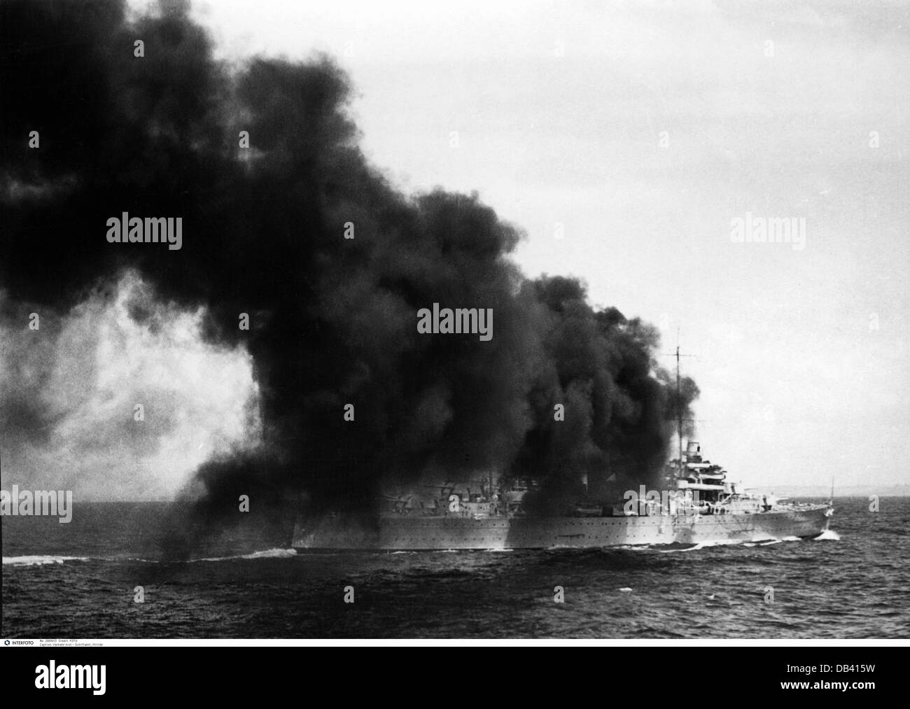 Transport / transport, navigation, navire de guerre, croiseur lourd australien HMAS Canberra tir un volley, manœuvre dans la baie de Jervis, Nouvelle-Galles du Sud, années 1930, droits supplémentaires-Clearences-non disponible Banque D'Images