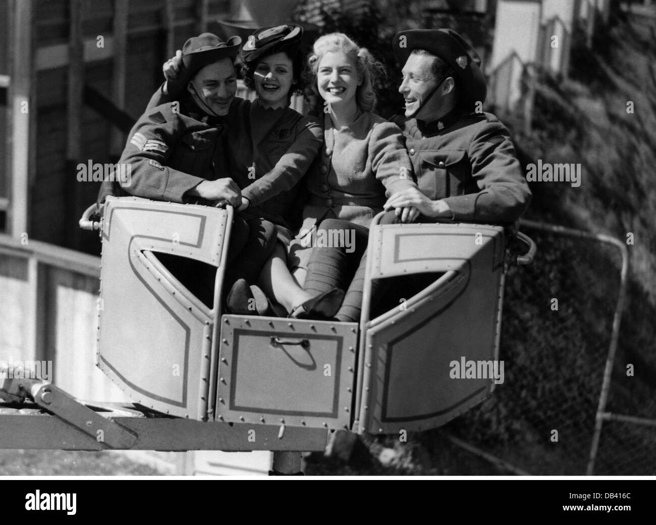 Militaire, Australie, armée, loisirs, NCO du 17e Bataillon de Nouvelle-Galles du Sud bénéficiant de la compagnie féminine au salon de Coney Island, Sidney, vers 1940, , droits additionnels-Clearences-non disponible Banque D'Images