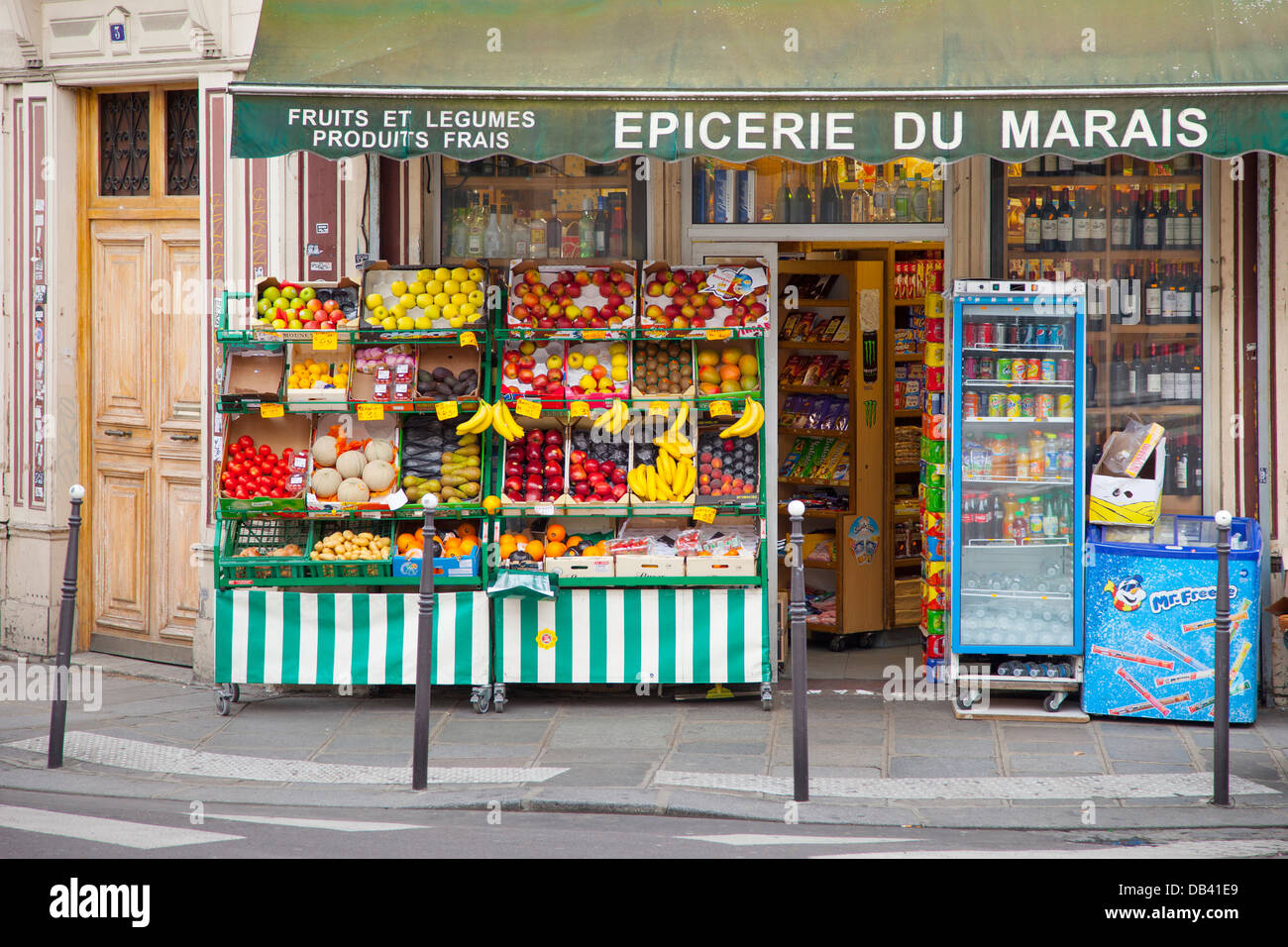 Corner Marché de Fruits et légumes dans les Marais, Paris France Banque D'Images