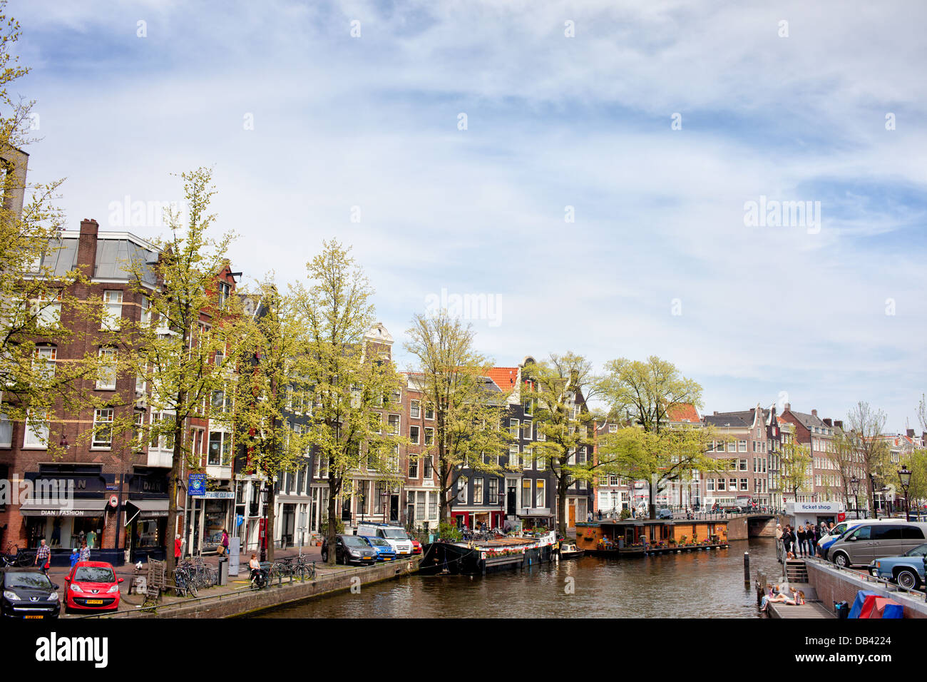 Ville d'Amsterdam cityscape, canal, maisons et bateaux, Pays-Bas, au nord de la Hollande. Banque D'Images
