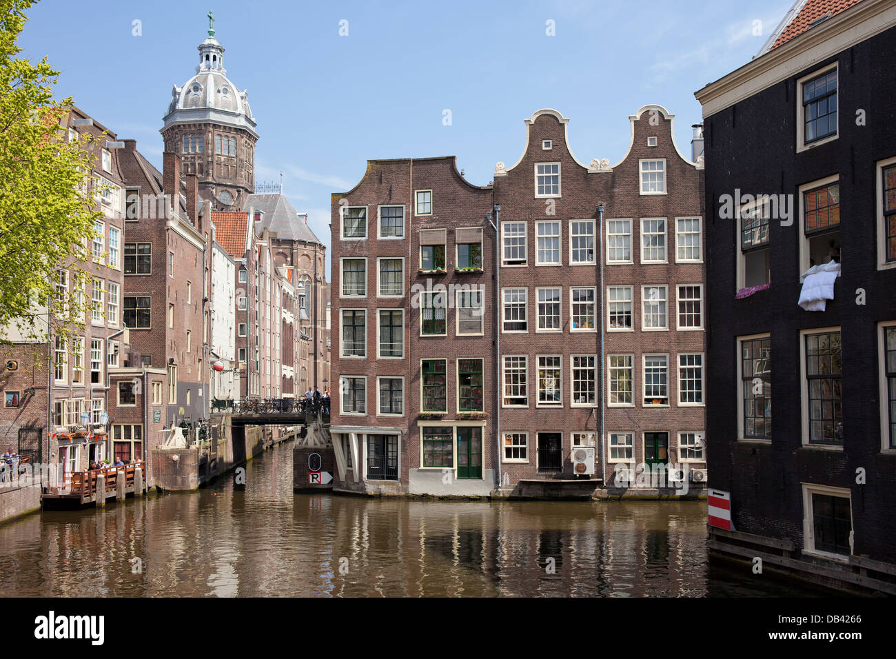 Maisons au bord de l'eau à Amsterdam, Pays-Bas. Banque D'Images