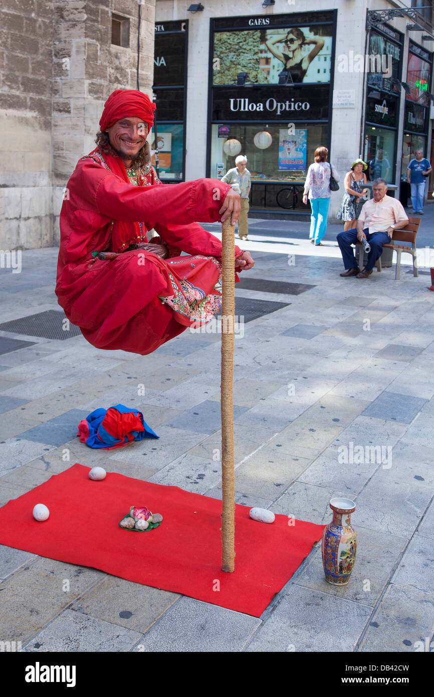 Défiant la gravité artiste du spectacle de rue dans la ville de Palma de Majorque Banque D'Images