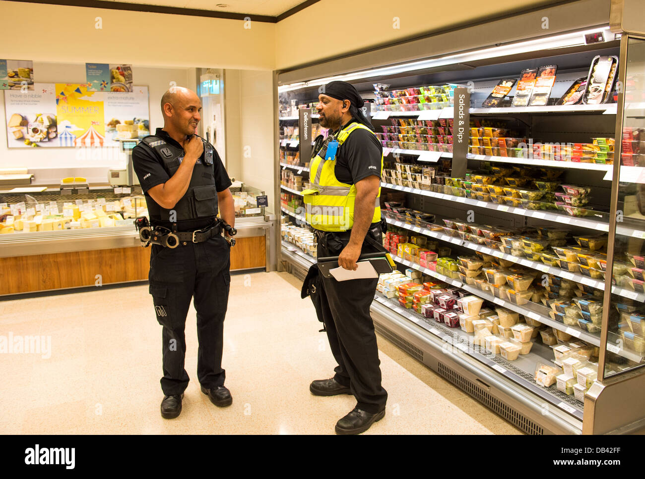 Deux policiers attendre la crèche dans un magasin Waitrose suite à un incident. Banque D'Images