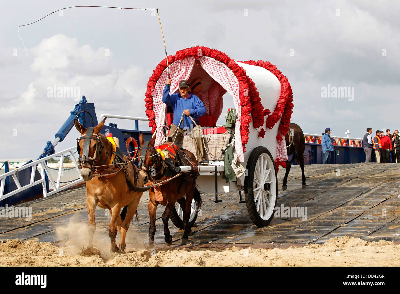 Gitane espagnole traditionnelle roulotte itinérante, rendant le pèlerinage à El Rocio, arrivent au Parc National Doñana, Espagne Banque D'Images