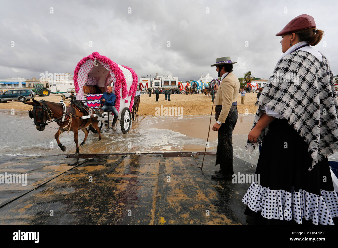 Pèlerins catholiques qui voyagent dans des caravanes gyspy traverser la rivière Guadalquivir, sur la route de El Rocio Banque D'Images