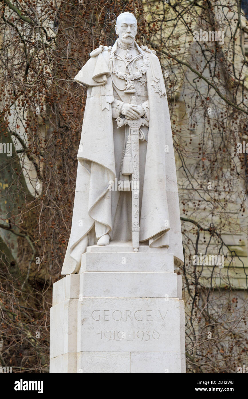 Statue du Roi George V, ancien Palace Yard, Westminster, London, UK Banque D'Images