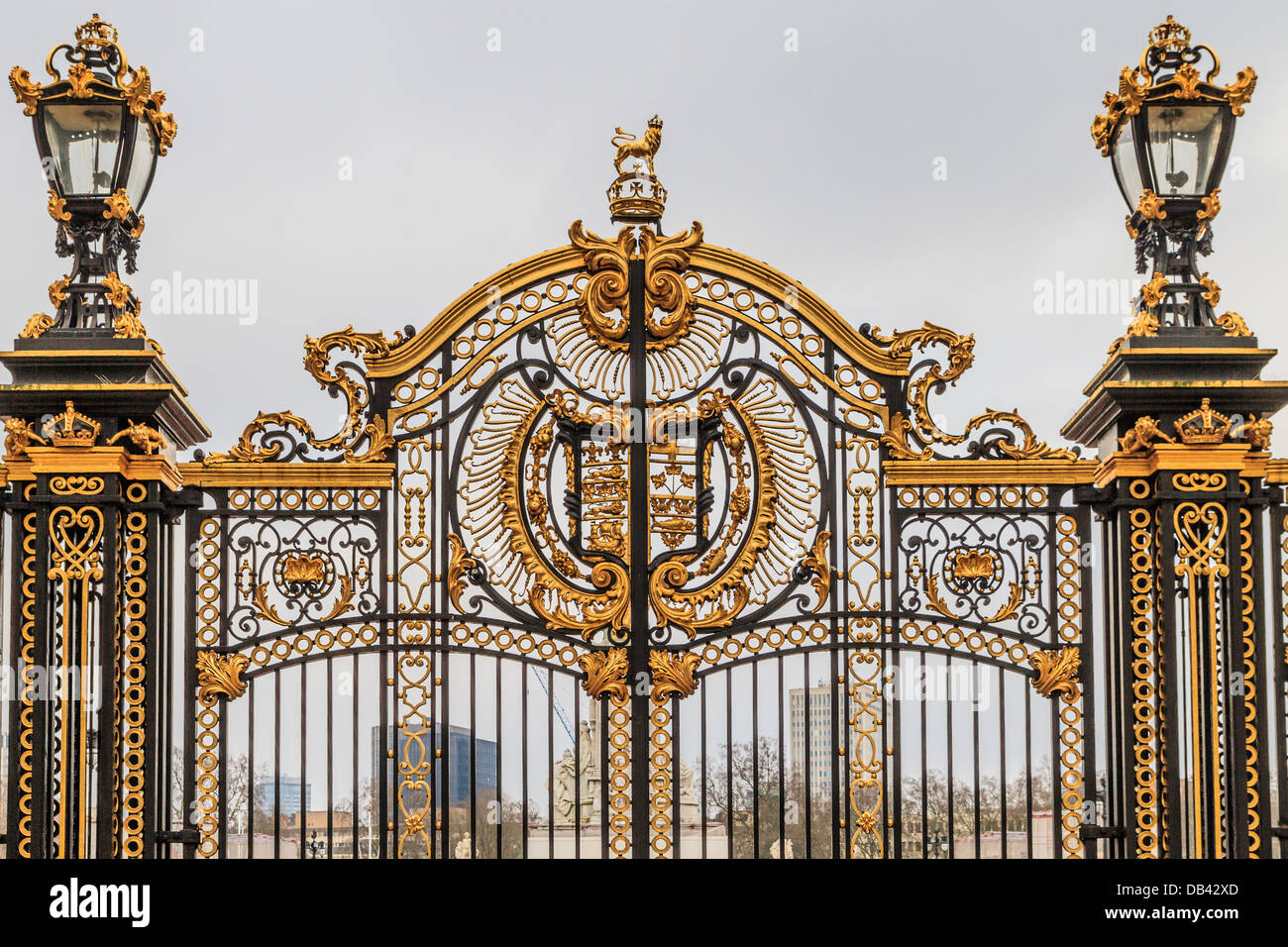Porte ouvragée à Buckingham Palace, London, UK Banque D'Images