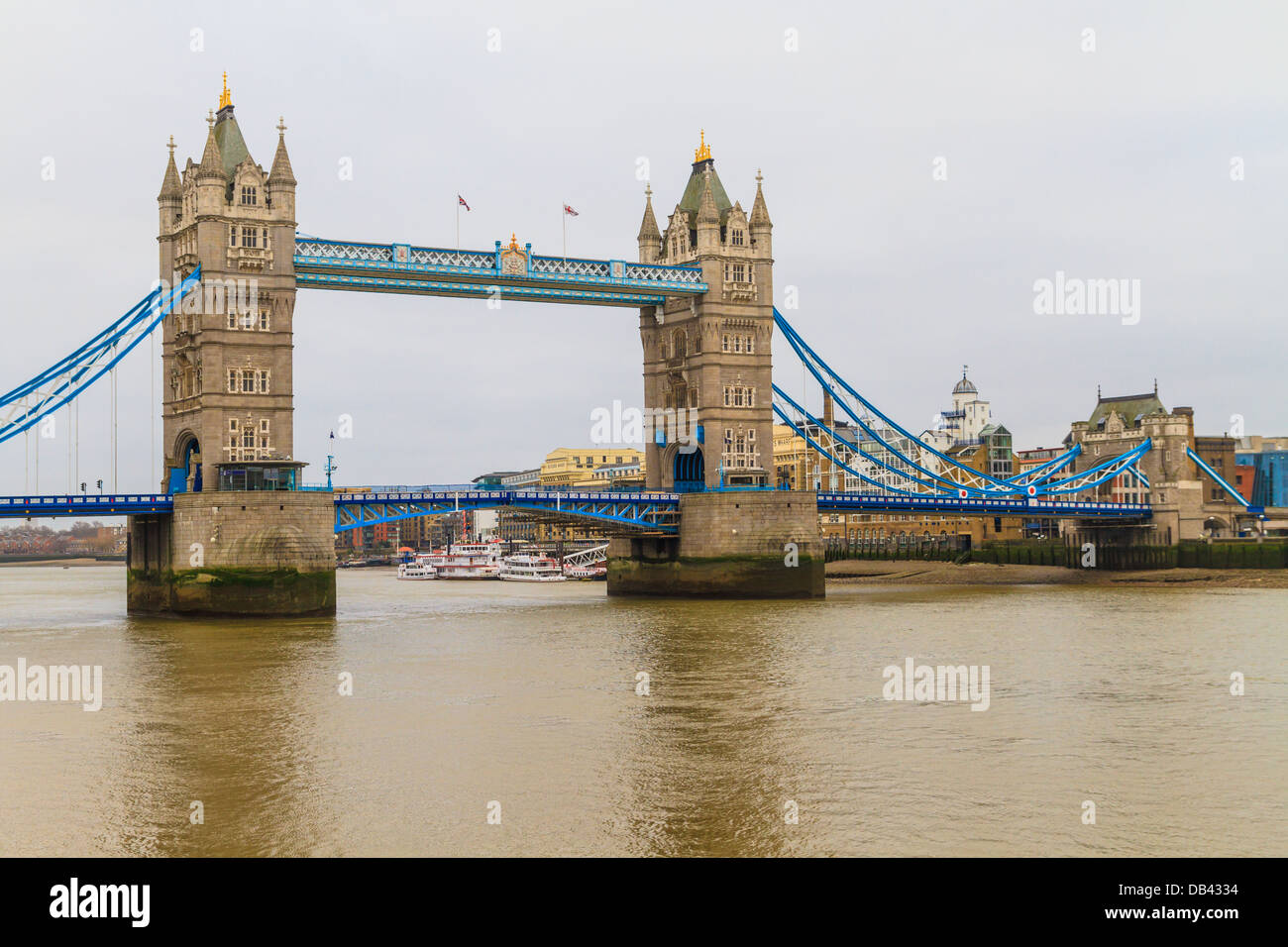 Vue sur Tower Bridge rainy day, Londres, UK Banque D'Images