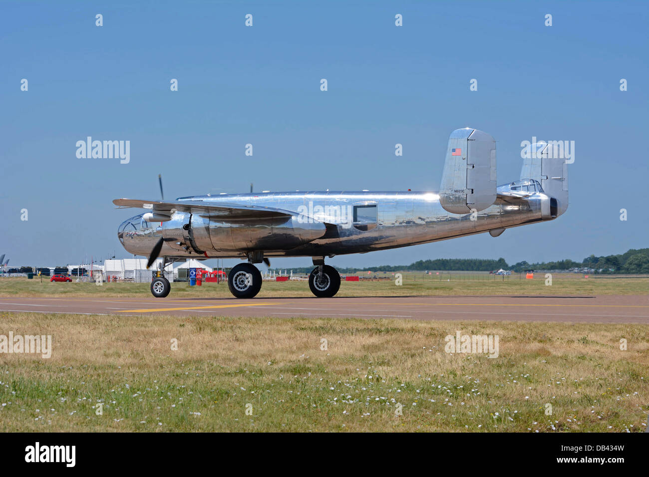 VINTAGE WW2 B-25 MITCHELL BOMBARDIER LÉGER AT UK AIR SHOW. Banque D'Images