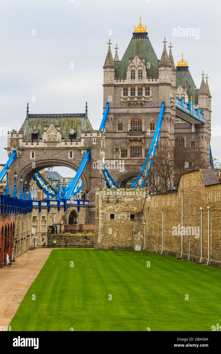 Tower Bridge vue latérale sur rainy day, Londres, UK Banque D'Images