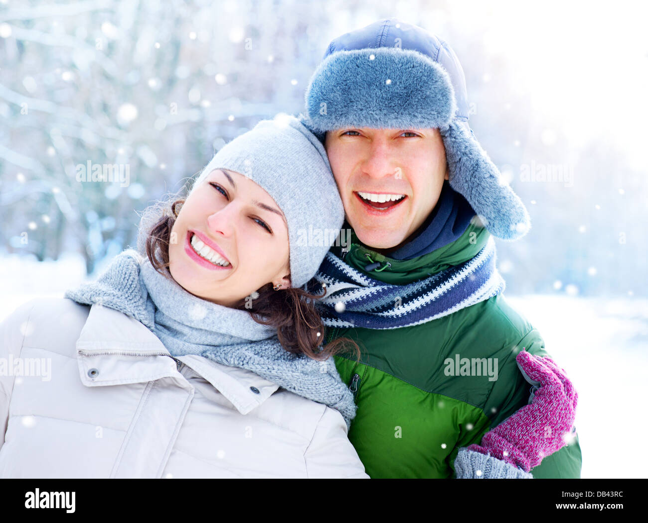 Heureux couple s'amusant à l'extérieur. La neige. Vacances d'hiver Banque D'Images