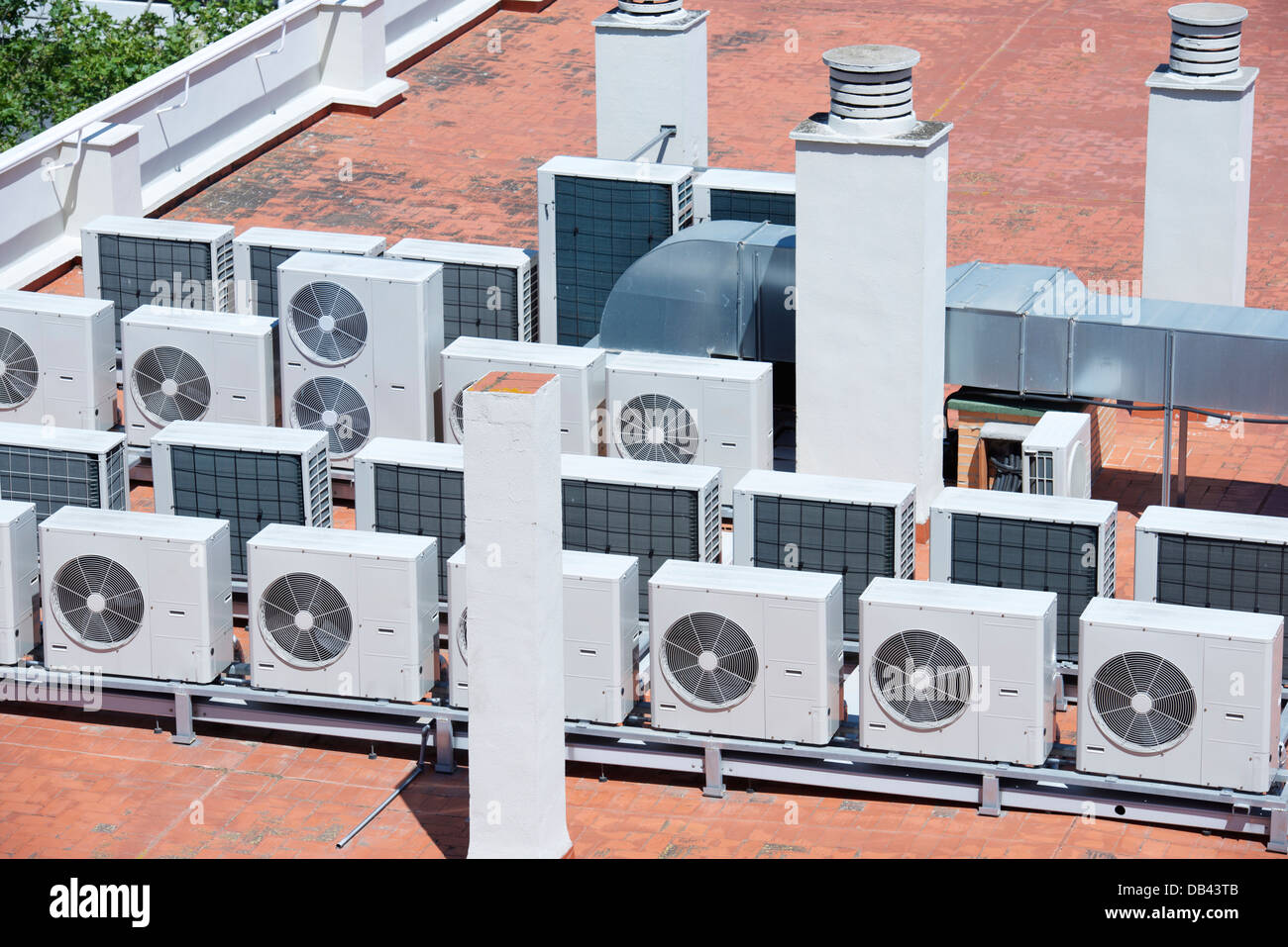 Vue sur le toit d'un immeuble d'un grand équipement de climatisation Photo  Stock - Alamy