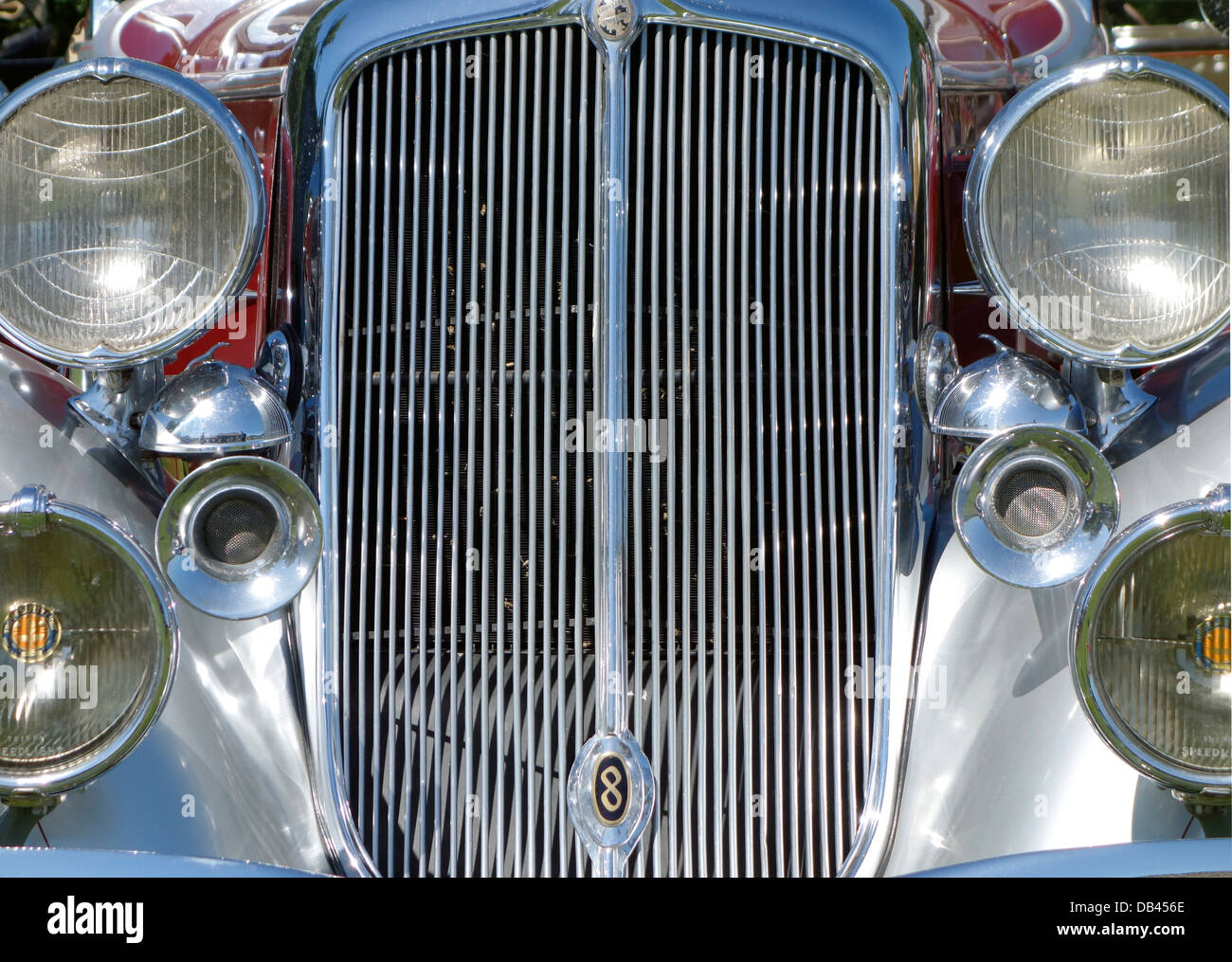 Vue avant sur des barbecues et des phares d'automobile Chrysler Imperial convertible antiques à partir de début des années 1930 es Banque D'Images