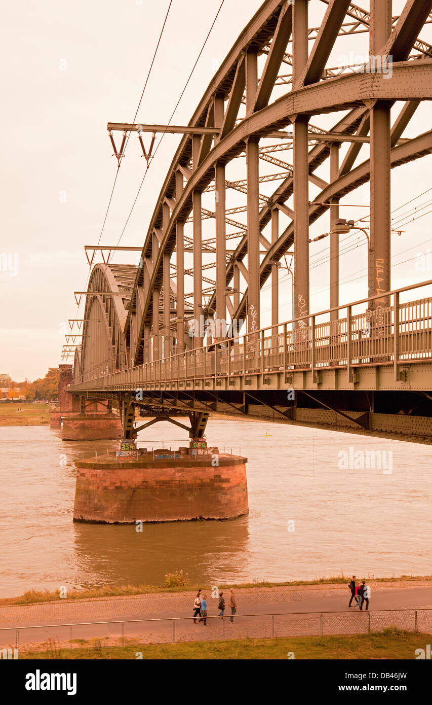 (Sudbrucke Daboge) traversée du Rhin, Cologne, Rhénanie du Nord-Westphalie, Allemagne Banque D'Images