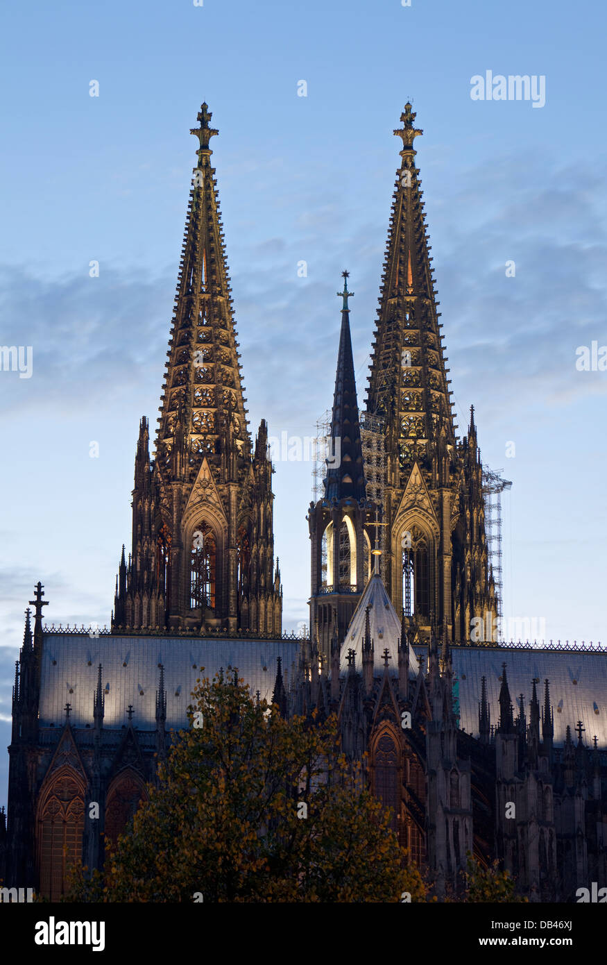 Les tours jumelles de la cathédrale de Cologne (Hohe Domkirche St. Petrus) au crépuscule, Cologne, Rhénanie du Nord-Westphalie, Allemagne Banque D'Images