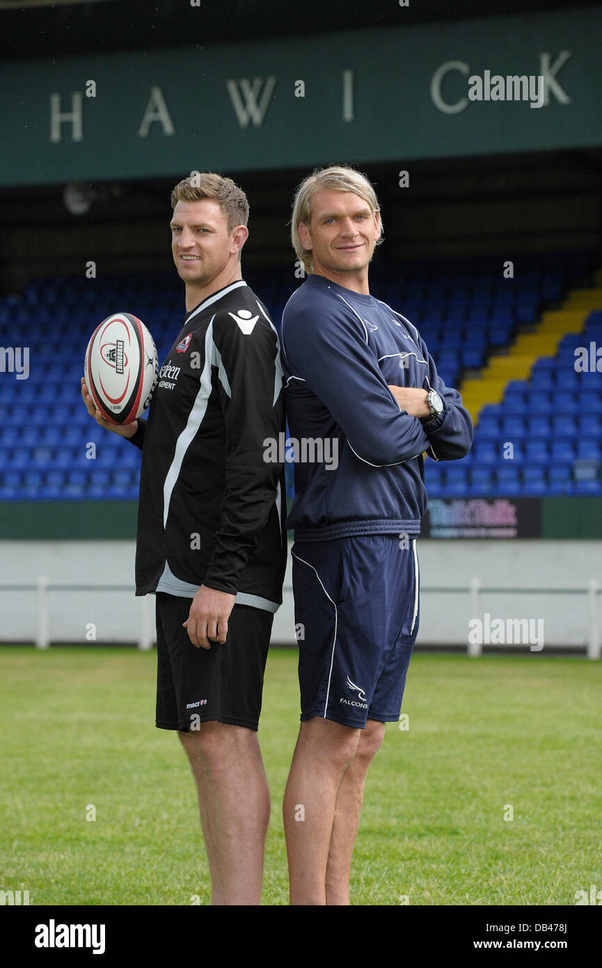 HAWICK, ÉCOSSE - 23 juillet : Newcastle Falcons' Scott MacLeod (à droite) Edinburgh's Nikki Walker (à gauche) comme ils se tourner vers leurs amis d'avant-saison à Mansfield Park, domicile de Hawick RFC, le mois prochain. Vendredi 30 août (coup d'envoi 19h45), est le club dernier match préparatoire de l'avant de la nouvelle saison et le premier à être organisé par le club à l'extérieur de la capitale en plus d'une décennie. (Photo de Rob Gray / Alamy Live News ) Banque D'Images