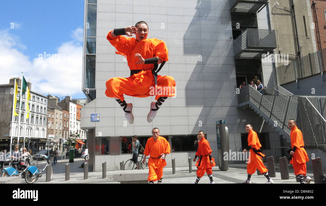 L'image de guerriers Shaolin appuyez sur Appeler à Dublin's Square Barnardo au cours de la construction jusqu'à des spectacles à l'Olympia. Banque D'Images