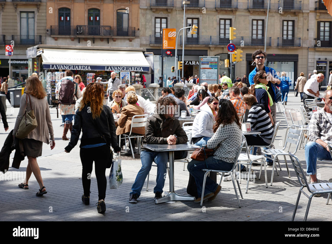 Les gens assis au café de la rue de Barcelone Catalogne Espagne Banque D'Images